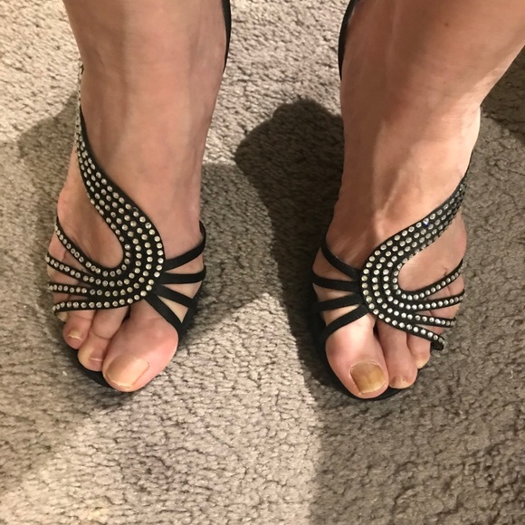Beautiful size 7 heels. Never worn - Picture 3 of 3
